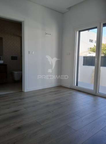 Vende se  moradia térrea t3+1 nova  – fernão ferro, seixal 620.000€