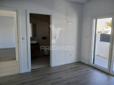Vende se  moradia térrea t3+1 nova  – fernão ferro, seixal 620.000€