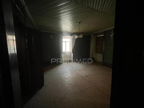 Imóvel para reconstruir santa comba /v.n.foz coa )