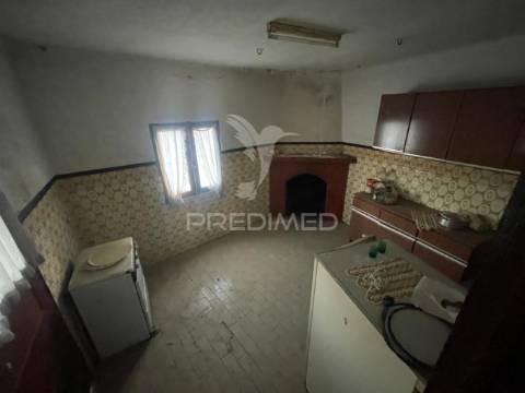 Imóvel para reconstruir santa comba /v.n.foz coa )