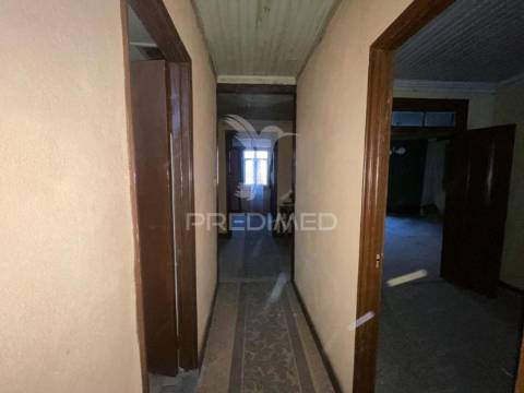 Imóvel para reconstruir santa comba /v.n.foz coa )