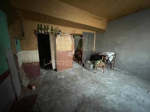 Imóvel para reconstruir santa comba /v.n.foz coa )