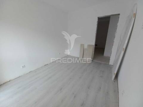 Apartamento t2 – laranjeiro (em fase de renovação)