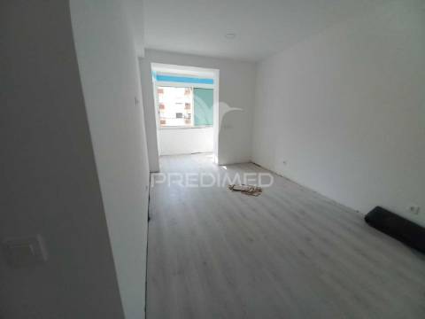 Apartamento t2 – laranjeiro (em fase de renovação)