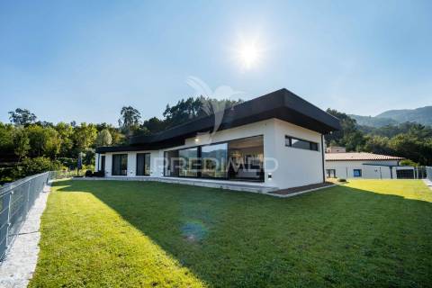 Moradia térrea t3 - com vistas para a barragem (rio caldo - gerês)