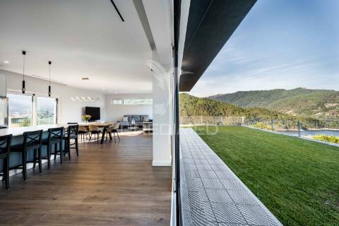 Moradia térrea t3 - com vistas para a barragem (rio caldo - gerês)