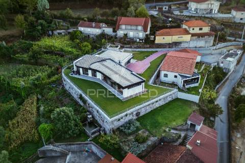 Moradia térrea t3 - com vistas para a barragem (rio caldo - gerês)