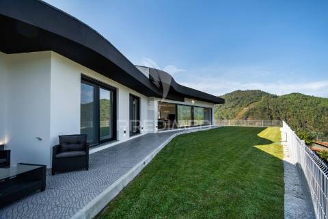 Moradia térrea t3 - com vistas para a barragem (rio caldo - gerês)