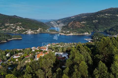 Moradia térrea t3 - com vistas para a barragem (rio caldo - gerês)