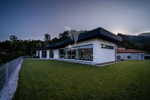 Moradia térrea t3 - com vistas para a barragem (rio caldo - gerês)