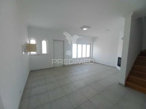 Moradia t3 com vista mar e localização privilegiada – ericeira