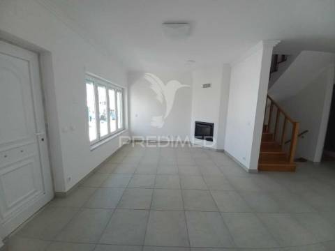 Moradia t3 com vista mar e localização privilegiada – ericeira