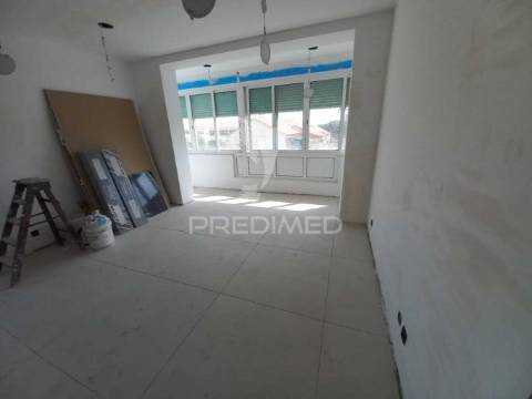 Apartamento t4 – laranjeiro – perto da base naval de lisboa (alfeite)