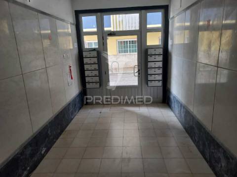 Apartamento t4 – laranjeiro – perto da base naval de lisboa (alfeite)