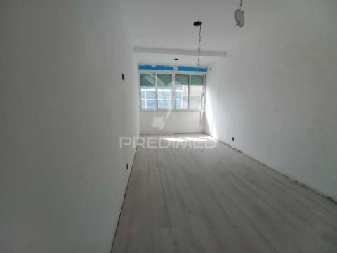 Apartamento t4 – laranjeiro – perto da base naval de lisboa (alfeite)