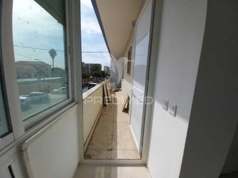 Apartamento t4 – laranjeiro – perto da base naval de lisboa (alfeite)