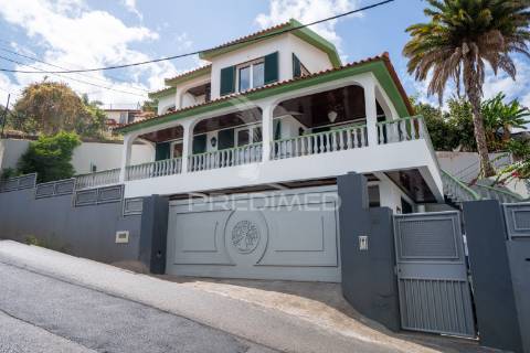 Vivenda exclusiva com vista panorâmica para a baía do funchal