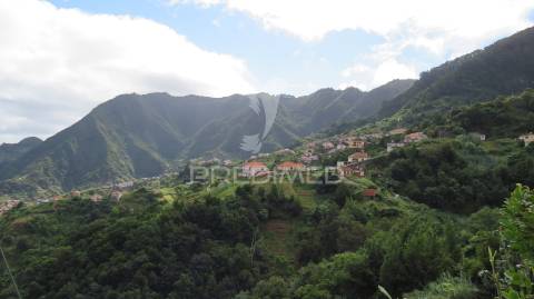 Terreno e palheiro no porto da cruz com 3.740m2