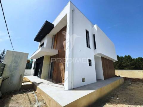 Moradia isolada duplex t3, c/piscina, em fernão ferro