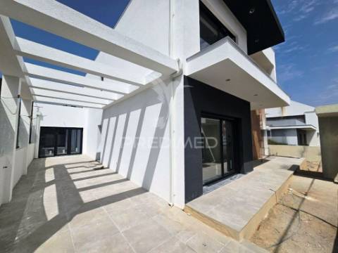 Moradia isolada duplex t3, c/piscina, em fernão ferro