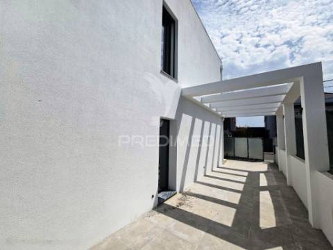 Moradia isolada duplex t3, c/piscina, em fernão ferro