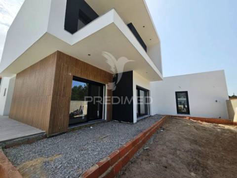 Moradia isolada duplex t3, c/piscina, em fernão ferro