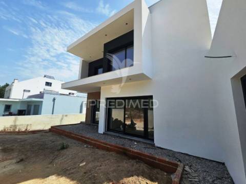 Moradia isolada duplex t3, c/piscina, em fernão ferro