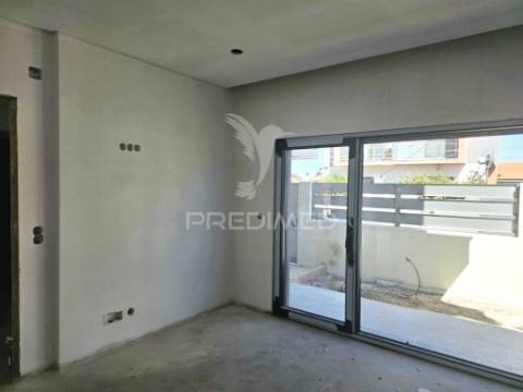 Moradia isolada duplex t3, c/piscina, em fernão ferro