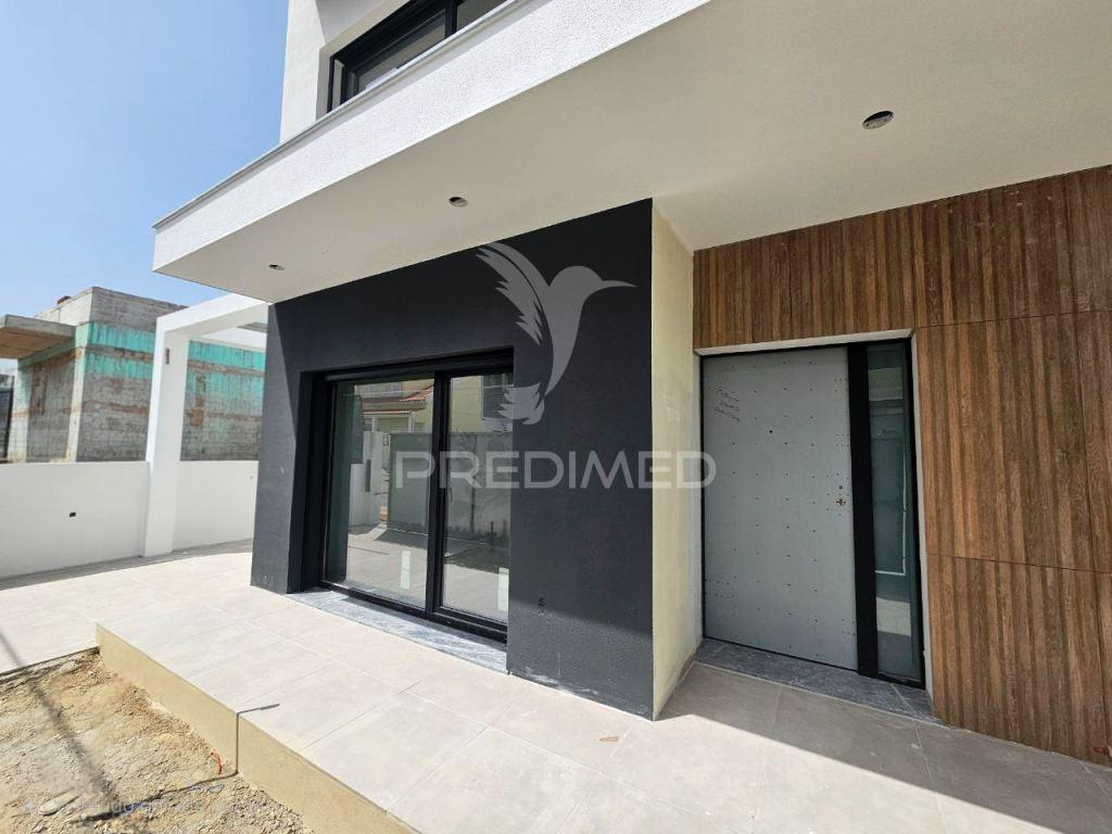 Moradia isolada duplex t3, c/piscina, em fernão ferro