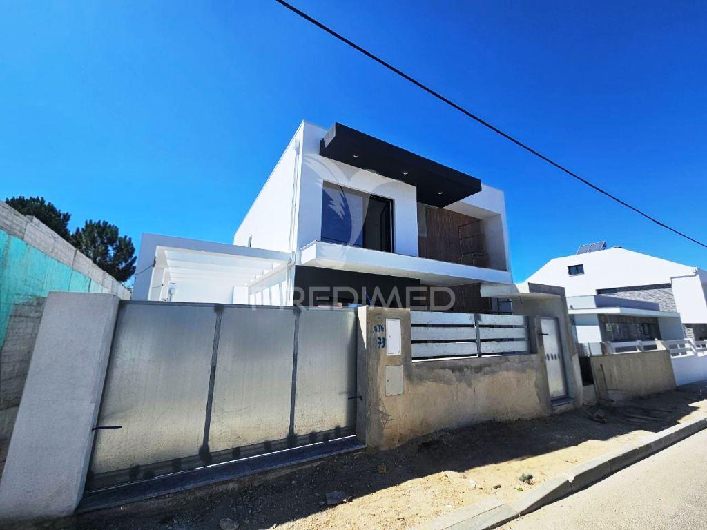 Moradia isolada duplex t3, c/piscina, em fernão ferro