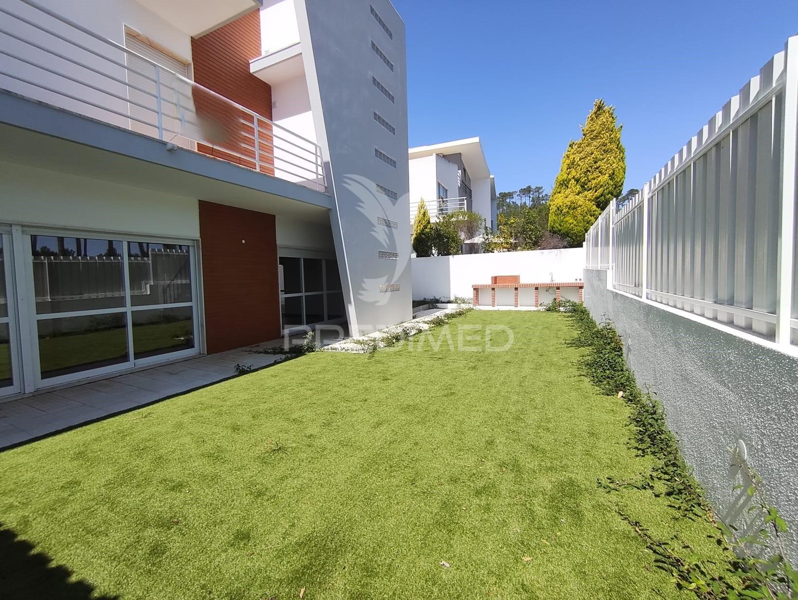 Fantástica moradia t4 com jardim e garagem, sesimbra.