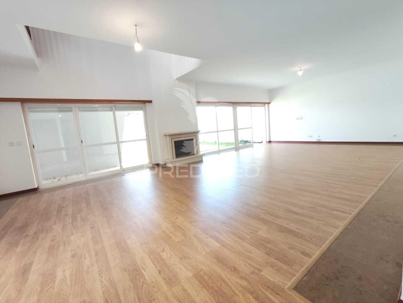 Fantástica moradia t4 com jardim e garagem, sesimbra.