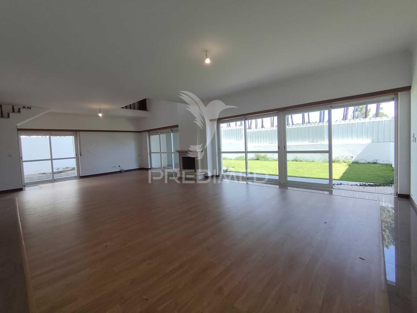 Fantástica moradia t4 com jardim e garagem, sesimbra.