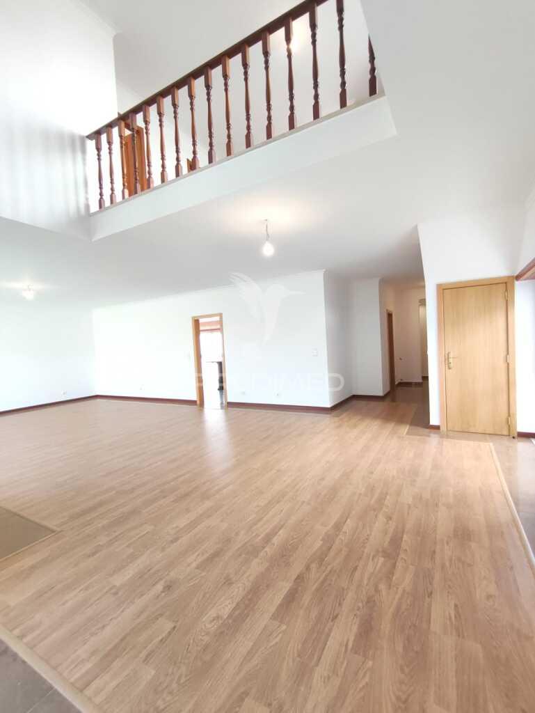 Fantástica moradia t4 com jardim e garagem, sesimbra.