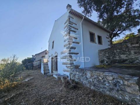 Casa remodelada em alvaiázere com terreno e zona de lazer