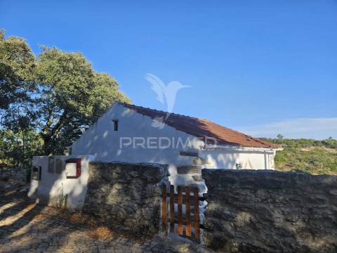 Casa remodelada em alvaiázere com terreno e zona de lazer