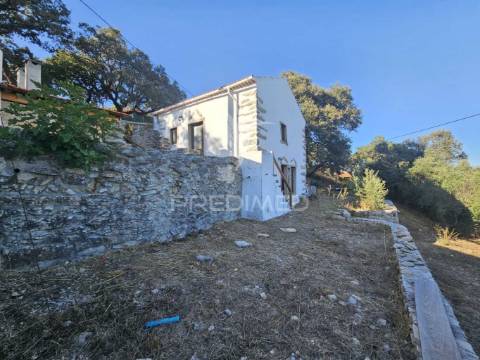 Casa remodelada em alvaiázere com terreno e zona de lazer