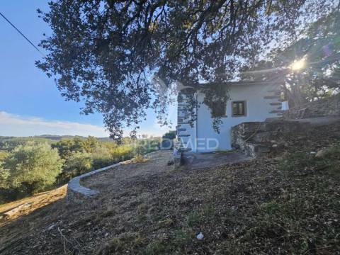 Casa remodelada em alvaiázere com terreno e zona de lazer