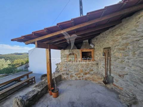 Casa remodelada em alvaiázere com terreno e zona de lazer