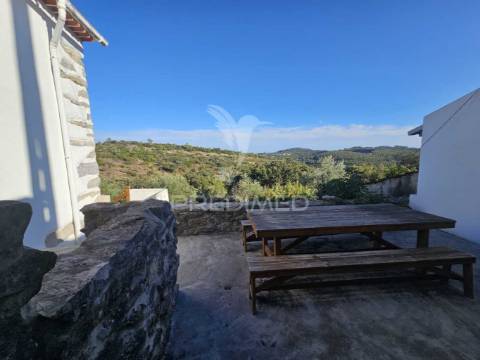 Casa remodelada em alvaiázere com terreno e zona de lazer