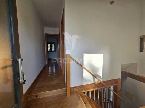 Casa remodelada em alvaiázere com terreno e zona de lazer