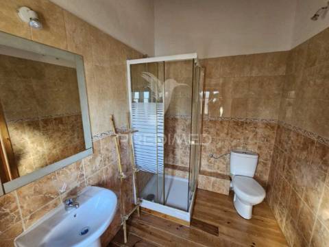 Casa remodelada em alvaiázere com terreno e zona de lazer