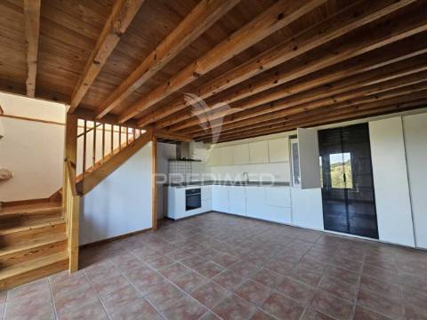 Casa remodelada em alvaiázere com terreno e zona de lazer