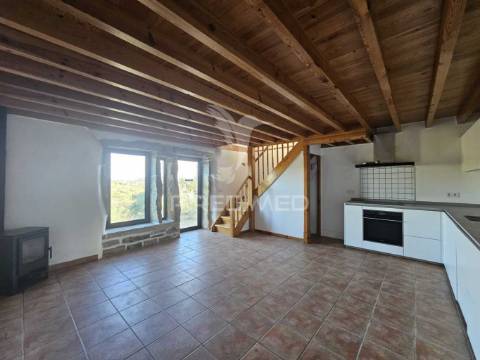 Casa remodelada em alvaiázere com terreno e zona de lazer