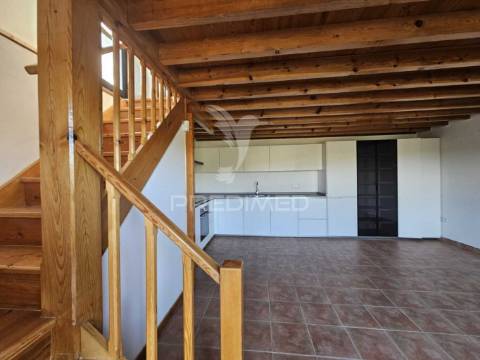 Casa remodelada em alvaiázere com terreno e zona de lazer