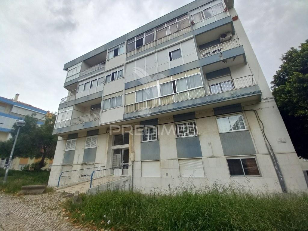 Apartamento t4 remodelado no forte da casa