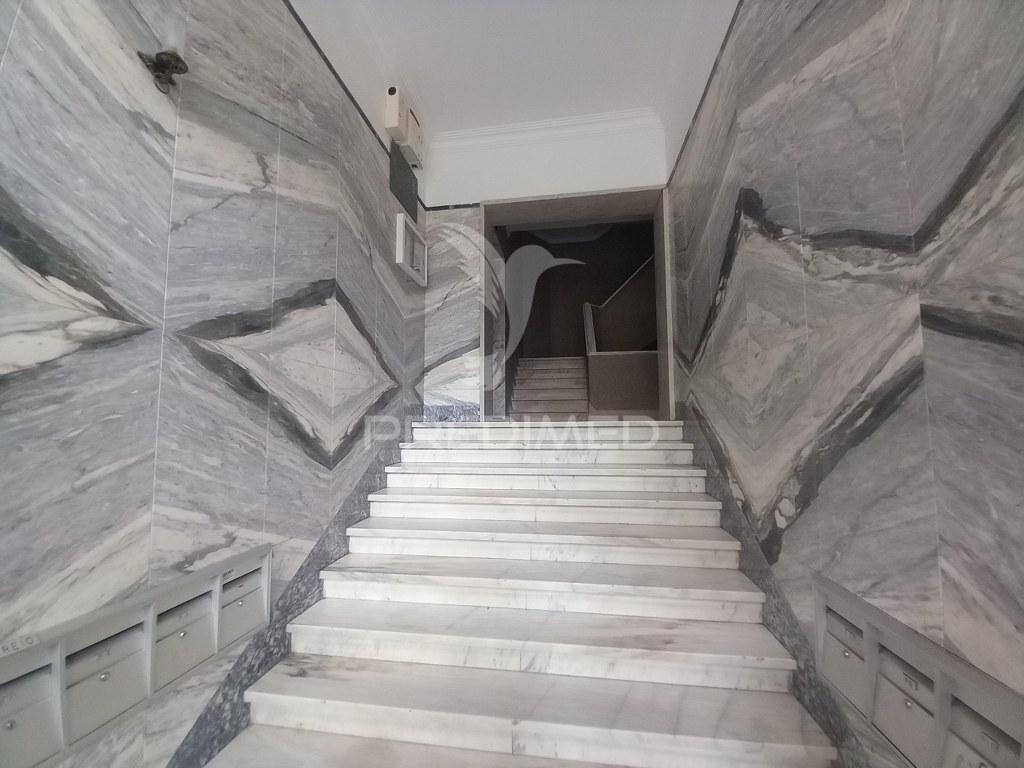 Apartamento t4 remodelado no forte da casa