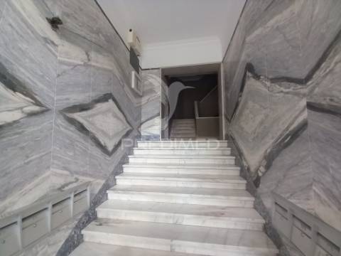 Apartamento t4 remodelado no forte da casa