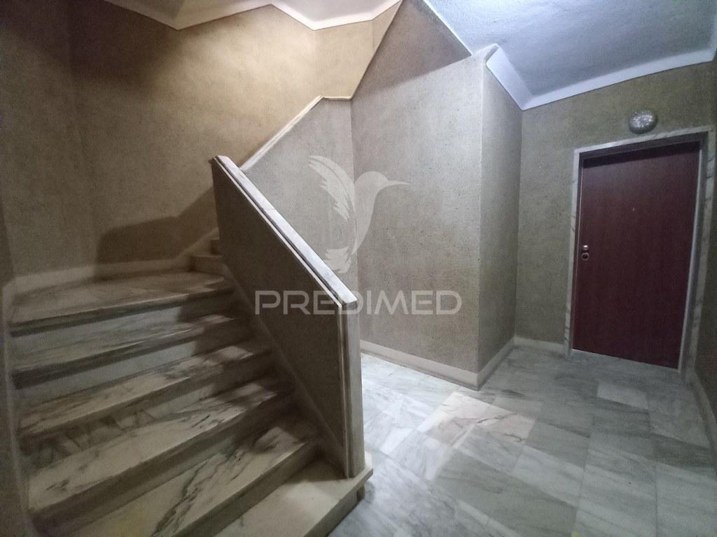 Apartamento t4 remodelado no forte da casa