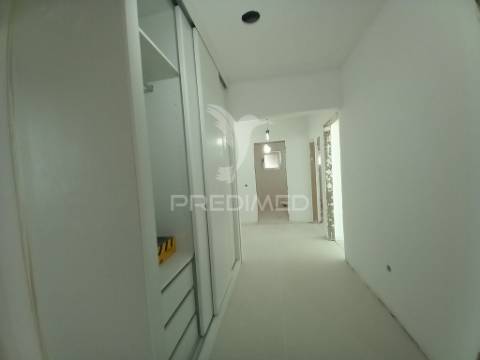 Apartamento t4 remodelado no forte da casa